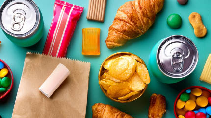 Uitgelicht assortiment met verschillende producten op pilaren