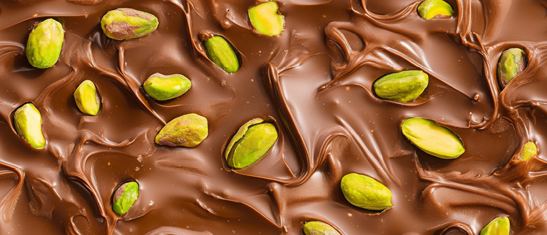 Pistache nootjes in een bed van chocolade