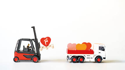 Vrachtwagentje wordt met hartjes geladen met heftruck