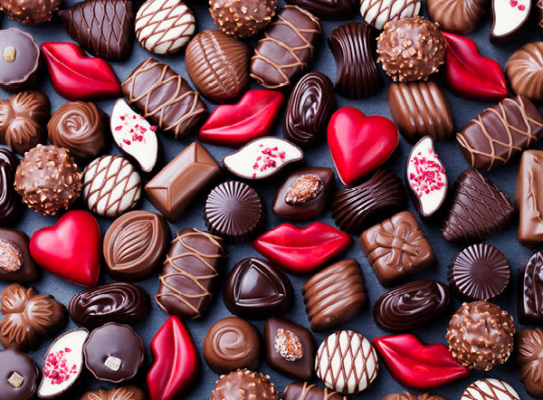 Chocolade bonbons met rode hartjes