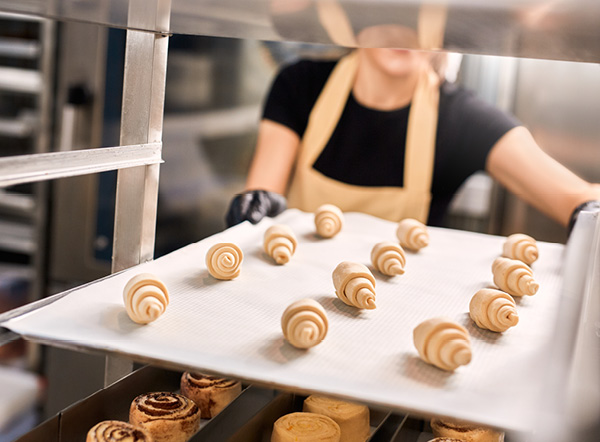 Croissantjes die zijn klaargemaakt om de oven in te gaan