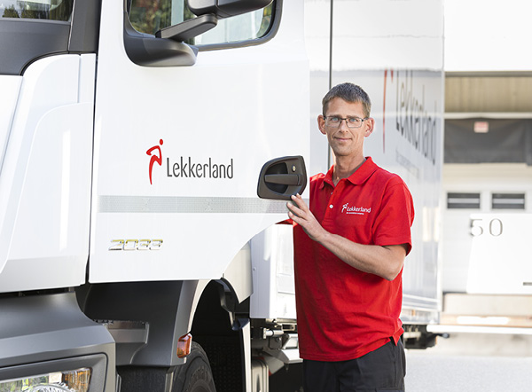 Medewerker Lekkerland staat naast een vrachtwagen