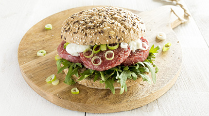 Broodje met ossenworst en sla