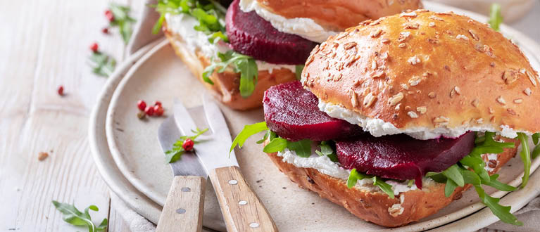 Broodje met rode biet