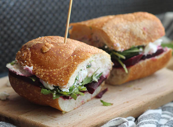 Broodje rode biet met geitenkaas en rucola