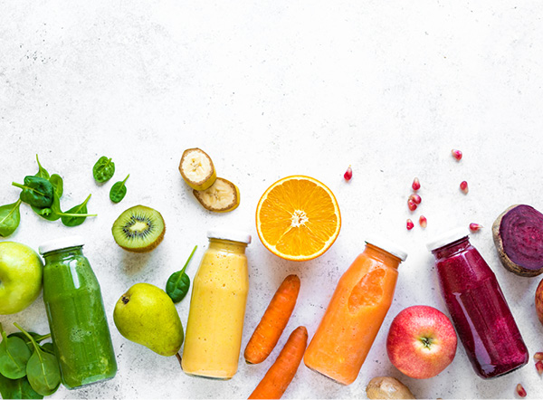 Fruit en sapjes naast elkaar