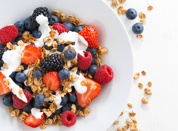 Kom met fruit, muesli en yoghurt