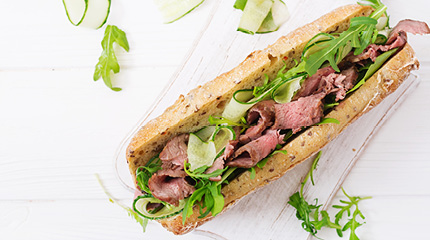 Broodje met vlees en sla