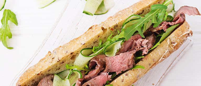 Broodje met dungesneden vlees