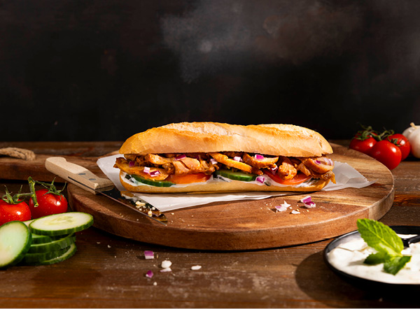 Broodje kipshoarma belegd op een plank