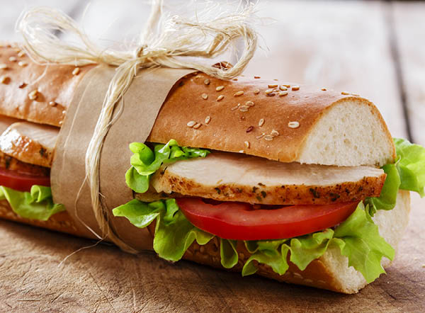 Broodje met kip, tomaat en sla