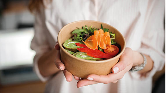 Bakje met salade en gezonde groenten
