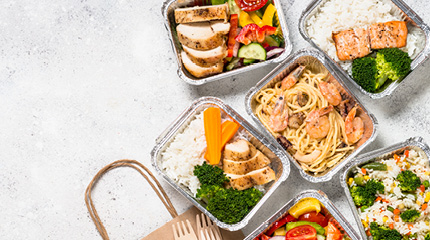 Schalen met warm eten