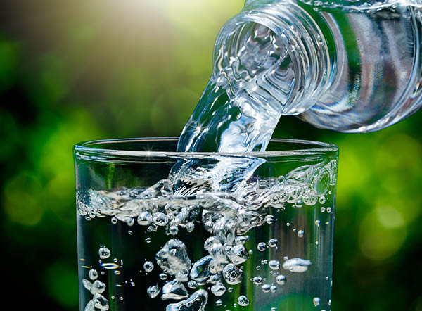 Glas water ingeschonken