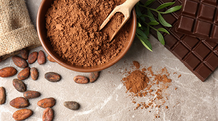 Cacao en cacaobonen op tafel