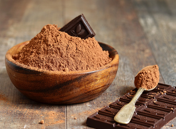 Bak met cacaopoeder en lepel