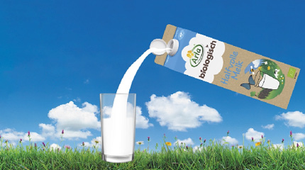 Fles melk van Arla schenkt melk in een glas