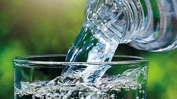 Water in een glas schenken