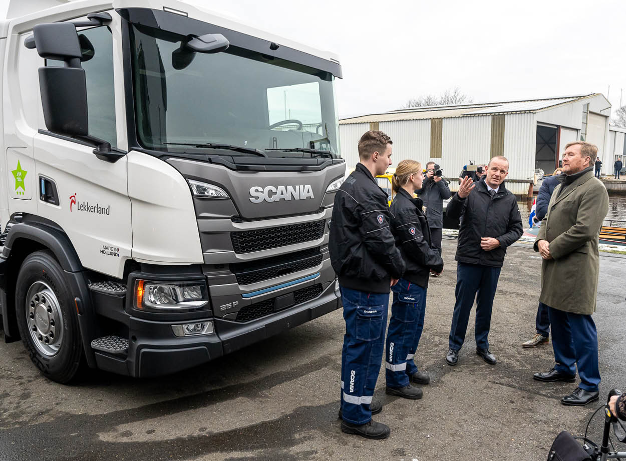 Koning bij vrachtwagen