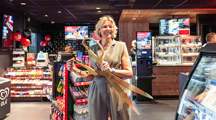 Ondernemer met schaar in Frischwerk locatie