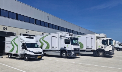 3 nieuwe vrachtwagens op een rij met duurzaamheidsstickers