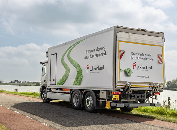 Vrachtwagen samen onderweg naar duurzaamheid