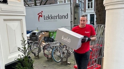 Lekkerland chauffeur levert doos met Kaldi producten