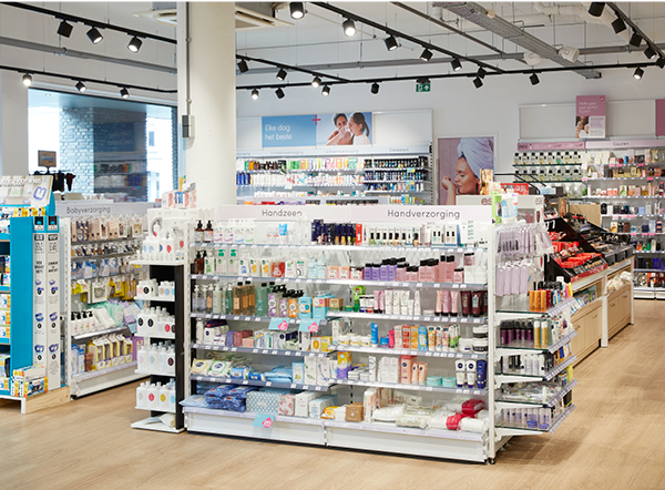 Stelling met producten in winkel van DA