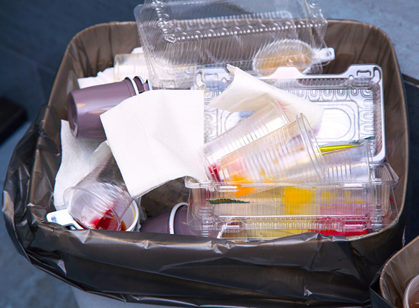 afvalbak met verschillende soorten plastic disposables