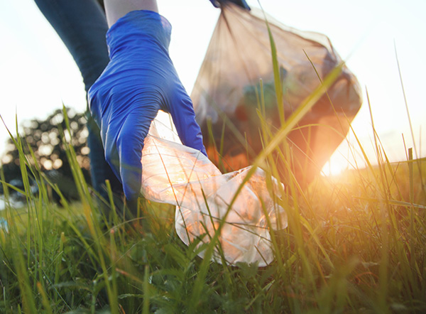 Afval rapen in het gras