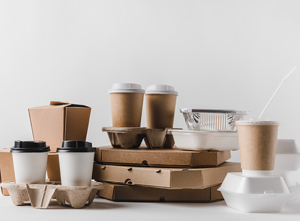 wegwerpplastic en -bekers