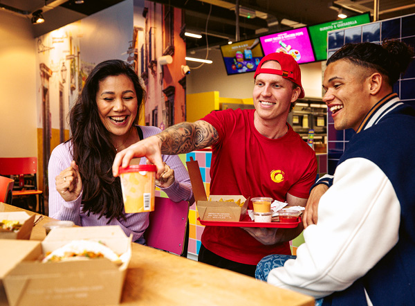 Medewerker die eten serveert in de Taco Mundo