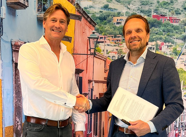 De sales directeur Lekkerland en de oprichter van Taco Mundo die schudden elkaar de hand