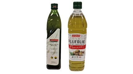 verschillende flessen olijfolie naast elkaar