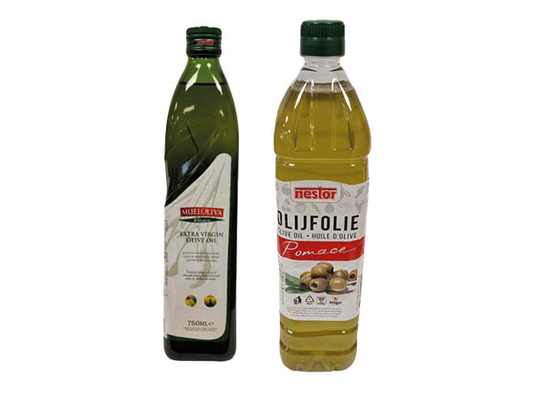 Flessen olijfolie naast elkaar