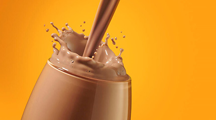 Chocomel dat in een glas wordt geschonken