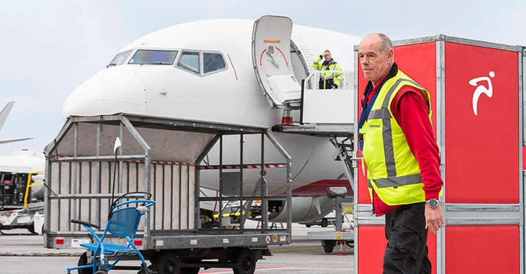 Uitladen karren Lekkerland op de luchthaven