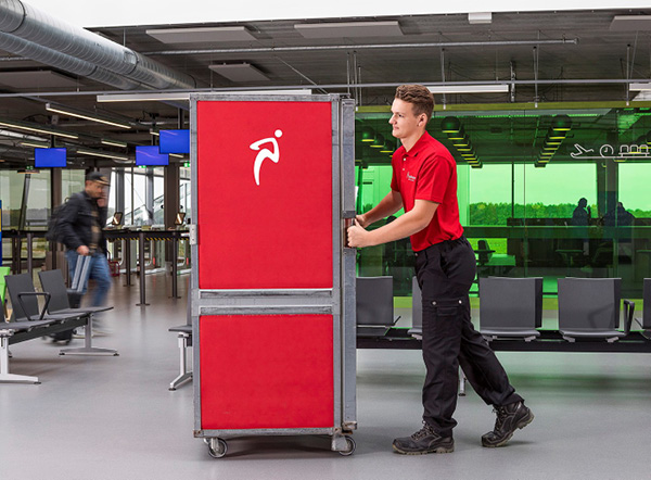 Kar die wordt geduwd op het vliegeveld