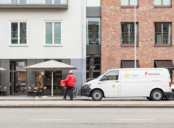 Medewerker met een busje van Lekkerland