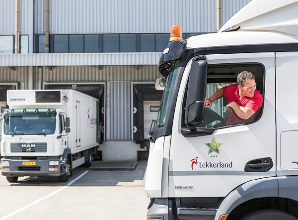 Vrachtwagen met medewerker Lekkerland