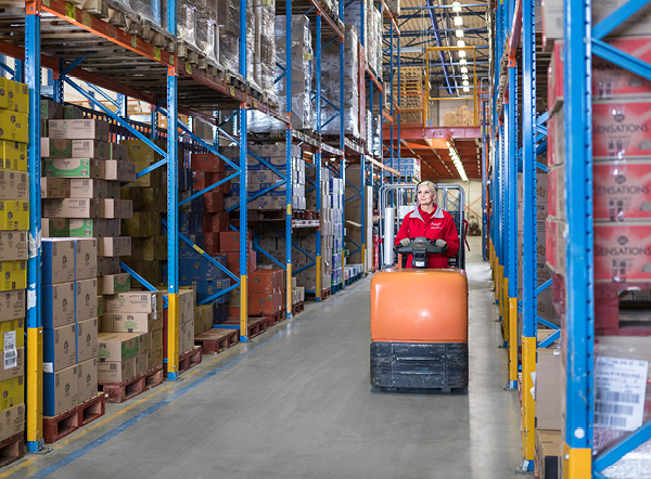 Medewerker Lekkerland in het warenhuis