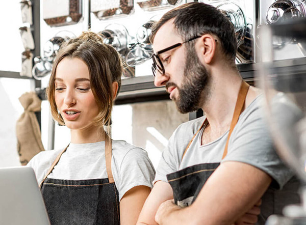 Man en vrouw aan het werk