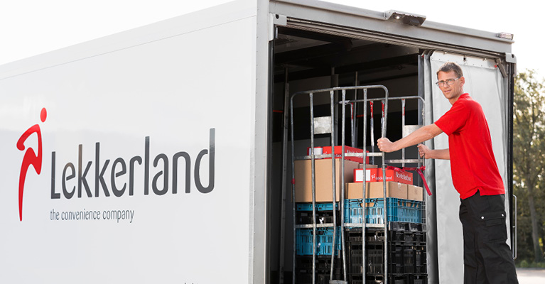 Vrachtwagen Lekkerland wordt ingeladen