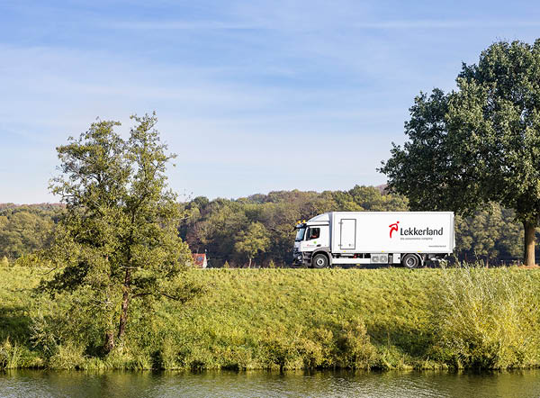 Vrachtwagen op groene heuvel