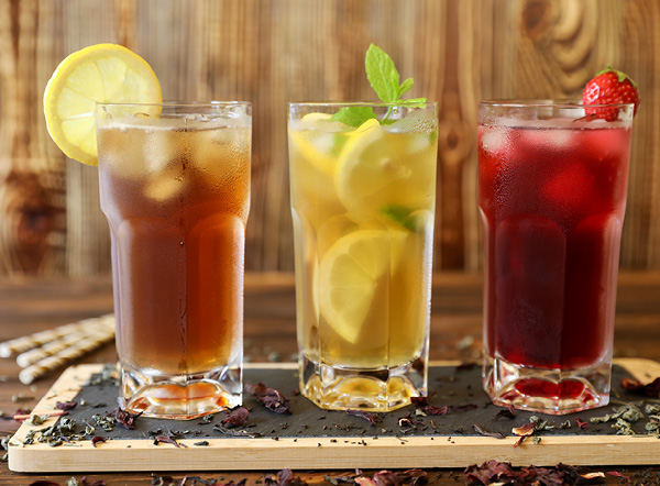3 koude drankjes met ijsblokjes